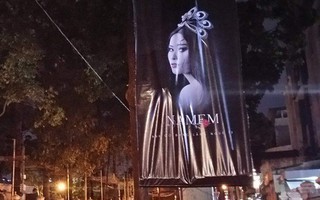 Khu vực xung quanh quán ăn của Trường Giang xuất hiện nhiều poster quảng bá MV của Nam Em
