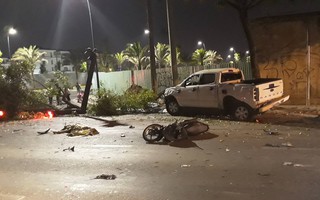 TP.HCM: Ô tô điên tông một loạt xe máy dừng chờ đèn đỏ ngay trung tâm Quận 1, nhiều người thương vong
