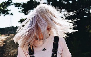 Tóc bạc sớm: Làm sao để ngăn chặn dấu hiệu lão hóa sớm xấu xí này?