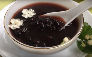 Chồng léng phéng với "cô em hàng xóm", vợ biết nhưng âm thầm đi nấu chè đậu đen, ăn xong chồng ân hận cả đời
