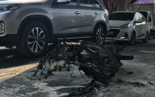 TP.HCM: Bị CSGT lập biên bản do đi ngược chiều, nam thanh niên lập tức đốt xe máy rồi bỏ chạy