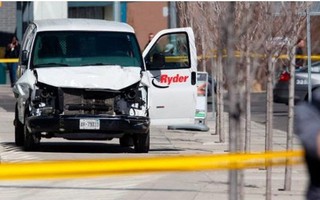 Người dân Canada kinh hoàng chứng kiến vụ lao xe tải vào đám đông