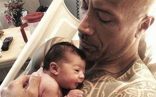 "Vua bọ cạp" The Rock hạnh phúc chào đón cô con gái thứ ba