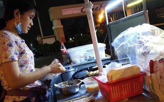 Cô gái bán xôi chiên 5 ngàn tặng kèm áo mưa miễn phí giữa cơn mưa đêm bất chợt khiến ta thêm yêu Sài Gòn