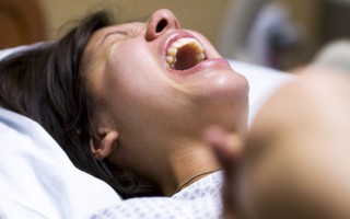Trải nghiệm đau đẻ suốt 26 giờ với 3 lần tiêm thuốc mê và lơ mơ đến độ không nhận ra cả bác sĩ