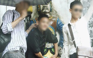 Nhiều bạn trẻ "hồn nhiên" mặc quần đùi, váy ngắn và tạo dáng phản cảm khi dự lễ Giỗ tổ Hùng Vương