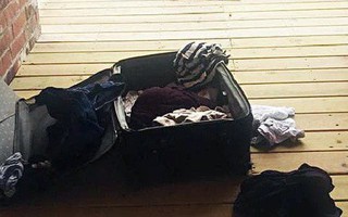 Nhận lại hành lý thất lạc sau 5 ngày, gia đình tá hỏa khi phát hiện thứ kinh khủng này bên trong