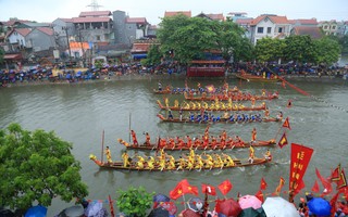 "Thủy chiến" ngay trên sông trong lễ hội đua thuyền làng Đăm