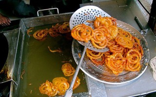 Người Ấn Độ có món bánh độc đáo được làm bằng cách "vẽ bột" như thế này đây