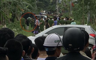 Người dân tập trung xem nghi phạm giết người thực nghiệm hiện trường vụ án