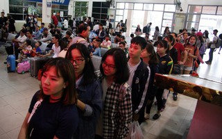 Hà Nội: Người dân xếp hàng dài mua vé về quê nghỉ lễ dịp 30/4 - 1/5