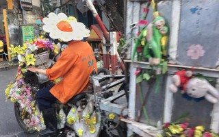 Khi là nhân viên vệ sinh môi trường rất yêu nghề và yêu đời, bạn sẽ biết cách biến xe rác thành xe hoa