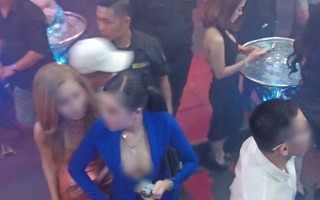 Hàng trăm dân chơi tìm cách phi tang ma túy và tháo chạy tán loạn khi bị cảnh sát chốt chặn tại quán bar ở Sài Gòn
