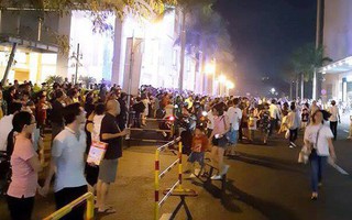 Hàng nghìn người dân đang mua sắm ở Crescent Mall hốt hoảng tháo chạy ra bên ngoài khi nghe chuông báo cháy