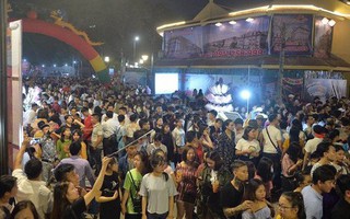 Biển người xếp hàng chờ vào chiêm ngưỡng sân khấu Carnaval Hạ Long dài hàng trăm mét