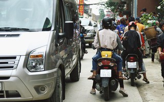 Chùm ảnh: Ô tô, xe máy nhích từng chút trong thị trấn Sapa do lượng người đổ về vui chơi lễ 30/4 tăng đột biến