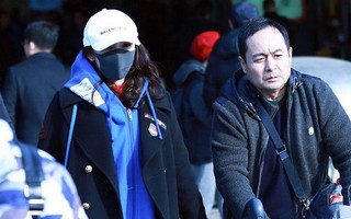 Dương Mịch lại bị chỉ trích vì để bố đẩy vali sau scandal quỵt tiền từ thiện