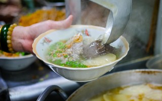 Tiệm bánh canh giò heo hơn 30 năm tuổi trong hẻm nhỏ, tối nào cũng tấp nập khách ở Sài Gòn