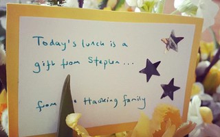 Bất ngờ và cảm động với món quà cuối cùng của nhà thiên tài vật lý Stephen Hawking