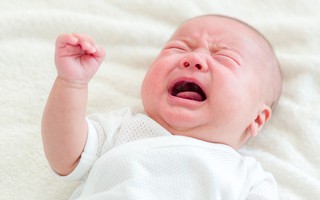 Để mặc bé khóc tự nín không khiến trẻ ngoan hơn mà còn gây ra tác dụng ngược như này