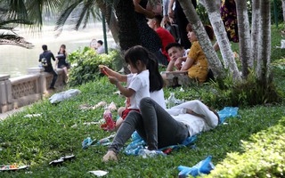 Người dân hồn nhiên dẫm lên cỏ, xả rác, trải chiếu ngủ giữa công viên Thủ Lệ mặc kệ biển cấm khắp nơi