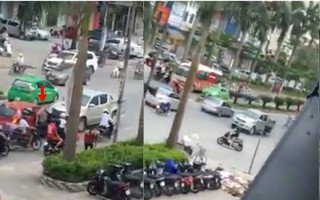 Nghệ An: Xe bán tải đi ngược chiều rồi hung hăng gây sự với xe khác, sau đó chạy lùi đâm trúng một bà cụ