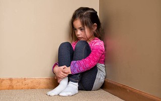Hướng dẫn cha mẹ cách thực hiện hình phạt time-out để trẻ ngoan hơn