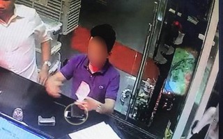 Khách hàng day dứt vì bị camera ghi lại hình ảnh trộm Iphone ngay tại quầy lễ tân