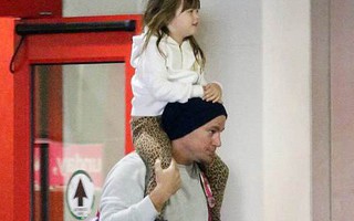 "Bố đảm" Channing Tatum vừa tay xách nách mang vừa cõng con gái, và đặc biệt vẫn đeo nhẫn cưới