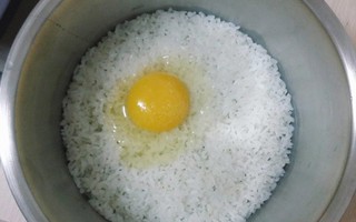 Hậu đậu lỡ đổ trứng gà sống vào nồi cơm chín, cô gái bình tĩnh cho thêm vài nguyên liệu nữa là có món ngon siêu cấp