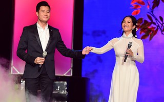 Hồng Nhung áo dài trắng tinh khôi, tình tứ nắm tay Quang Dũng