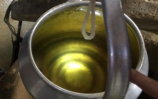 Kỳ lạ nước giếng nồng nặc mùi dầu, châm lửa là bốc cháy