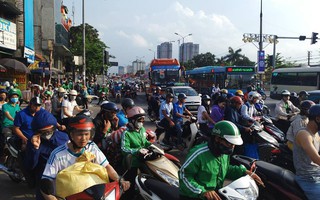 Đường phố chật ních, bến xe kín người rồng rắn trở về Thủ đô sau kỳ nghỉ dài