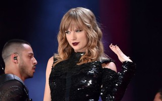 Thời trang tour diễn Reputation: Taylor Swift thay đồ 9 lần, dù béo lên nhưng diện bộ nào cũng sexy và quyền lực