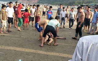 Nghệ An: Đi biển hưởng tuần trăng mật, hai vợ chồng đuối nước thương vong