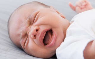 Nhiều bác sĩ Nhi khoa lên tiếng cảnh báo việc để mặc trẻ khóc là cách rèn luyện và giáo dục cực nguy hiểm