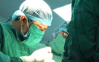 Bằng phương pháp này, bác sĩ Việt giúp người phụ nữ mang khối bướu ác tính ở xương đùi không phải tháo khớp