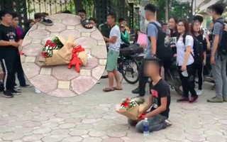 Anh chàng vứt hoa bỏ về sau 2 tiếng quỳ gối chờ bạn gái trước cổng trường Nhạc Viện Hà Nội