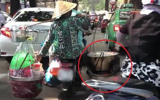 Xe máy chở ''nước sôi, lửa bỏng'' của cô bán hàng rong khiến ninja cũng phải sợ hãi mà nhường đường