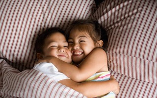 Nhà có anh chị em, bố mẹ phải biết những chiêu xử lý tranh chấp, ganh tị này