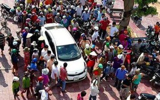 Người dân bao vây đôi nam nữ nghi bắt cóc trẻ em