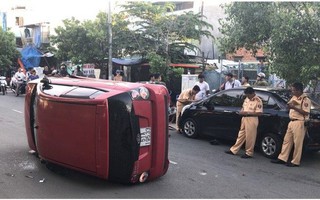 TP.HCM: Thiếu niên 17 tuổi lái ô tô gây tai nạn với nhiều xe máy rồi tháo chạy
