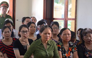 Người nhà nạn nhân vụ chạy thận 9 người chết: "3 lần họ gọi bảo đưa chồng tôi về nhà, sau đó họ bắt tôi vào phòng kín ký đơn không được kiện cáo gì"