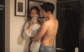 'Chị đẹp mua cơm ngon cho tôi' tiết lộ hậu trường Jung Hae In cởi trần, ôm hôn Son Ye Jin và cảnh kết
