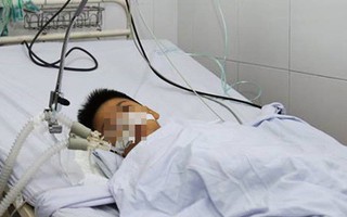 TP.HCM: Mẹ mải tắm cho em, bé trai 9 tuổi nhảy xuống bể bơi rồi đập đầu vào thành bể nguy kịch