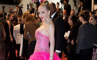 Cannes kết thúc 2 ngày, "thảm họa dao kéo" Hong Kong khoe ảnh vòng 1 "ngồn ngộn"