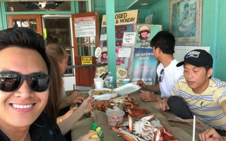 Hoài Linh tranh thủ về Mỹ thăm bố mẹ, đi du lịch cùng "con trai ruột"