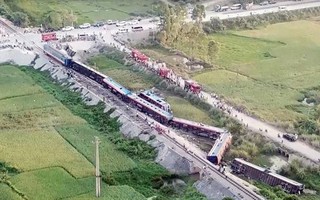 Hiện trường vụ tai nạn tàu hỏa đâm xe tải, khiến 10 người thương vong ở Thanh Hóa