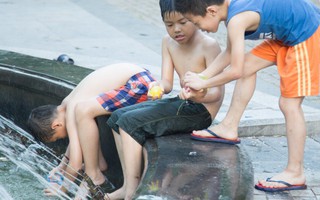 Người dân ra đài phun nước, sông hồ để giải nhiệt bất chấp nguy hiểm