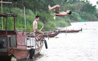 Hà Nội: Bến đò bỗng trở thành bãi tắm giải nhiệt mùa hè cho người dân